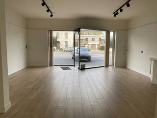 Dit commercieel handelspand is gelegen in het centrum van Olsene, op de baan tussen Waregem en Deinze. Het heeft enkele parkeerplaatsen voor de...