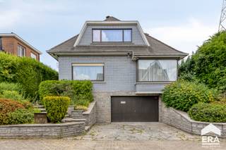 In een rustige, doodlopende straat in het groene Itterbeek bevindt zich deze karaktervolle villa, waar je comfort, ruimte en rust kan terugvinden.De...