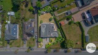 <strong>NIEUWERKERKEN – Statige en bijzonder ruime gezinswoning met zuidgerichte tuin, garage en tal van mogelijkheden</strong><br />EERSTE BEZOEKDAG ZATERDAG 08/08 VAN 09UT TOT 13U (enkel op afspraak!)<br /><br />Bent u op zoek naar een statige en ruime gezinswoning op een centrale locatie? Dan is deze charmante woning, gebouwd in 1976, zeker een bezoek waard. Dankzij de vlotte verbindingen, de nabijheid van winkels, scholen, openbaar vervoer en de autostrade geniet u hier van een uitstekende bereikbaarheid zonder in te boeten aan wooncomfort.<br /><br />Bij het betreden van de woning wordt u verwelkomd in een royale centrale inkomhal die meteen een gevoel van ruimte uitstraalt. De hal is voorzien van een gastentoilet en een stijlvolle vaste trap in witte marmer die toegang biedt tot de slaapverdieping. Vanuit de inkomhal bereikt u de lichtrijke leefruimte, afgewerkt met een natuurstenen vloer en voorzien van grote raampartijen die zorgen voor een aangename lichtinval. De gezellige houtkachel vormt hier het warme hart van de woning en maakt van de woonkamer een bijzonder sfeervolle leefplek.<br /><br />Aansluitend bevindt zich de ruime keuken, waar ook voldoende plaats is om een gezellige ontbijthoek te creëren. Dankzij het grote schuifraam loopt de binnenruimte naadloos over in het zonnige, zuidgerichte terras, waardoor u optimaal kunt genieten van de tuin en het buitenleven. De ruime badkamer is volledig uitgerust met twee wastafels, een ligbad, een douche en een tweede toilet.<br /><br />Op het tussenverdiep bevinden zich drie volwaardige slaapkamers, waaronder een ruime master bedroom die bovendien beschikt over een praktische washoek.<br /><br />Een absolute meerwaarde van deze woning bevindt zich op het gelijkvloers. Hier vindt u een uitzonderlijk ruime garage, een praktische wasplaats met extra bergruimte en toegang tot de zeer ruime kelder. Dankzij de aanwezigheid van natuurlijk daglicht biedt deze kelder tal van mogelijkheden en kan hij perfect worden ingericht als hobbyruimte, atelier of extra opslag.<br /><br />Rondom de woning geniet u van een volledig omheinde tuin. Daarnaast beschikt de tuin over een tuinhuis. Ook op technisch vlak heeft deze woning heel wat troeven. Zo zijn er rolluiken aanwezig, beschikt de woning over een regenwaterput van 5.000 liter en werd de dakbedekking in 2011 vernieuwd met een duurzame EPDM-afwerking.<br /><br />Kortom, deze karaktervolle woning combineert royale volumes, een praktische indeling en een centrale ligging met tal van mogelijkheden om ze volledig naar uw eigen smaak verder te moderniseren. Bel vandaag nog voor een bezoek 053/60.65.60.