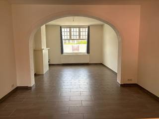 Modern en lichtrijk gelijkvloers appartement op wandelafstand van centrum Brugge in een charmante herenwoning met inkom, leefruimte met...