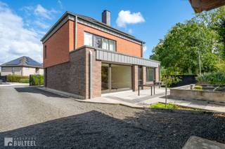 Op een gunstige en rustige locatie en op korte afstand van het centrum van Stekene, vindt u deze alleenstaande woning. De woning biedt u op het gelijkvloers een inkomhal, een lichtrijke leefruimte met houthaard en zicht op de tuin, een praktische en grote keuken die mooi aansluit bij de leefruimte, een kelder, een apart toilet en een garage. Op de eerste verdieping zijn er 3 volwaardige slaapkamers, een kleine berging en een badkamer met dubbele lavabo, douche en toilet. Ruime zolder te bereiken via schuiftrap. De volledig omheinde tuin beschikt over een terras, een carport en een grote berging. De ramen zijn voorzien van dubbele beglazing en automatische rolluiken op de beneden verdieping. Centrale verwarming op aardgas. Zonnepanelen aanwezig. Winkels, scholen, horecazaken, openbaar vervoer, fiets- en wandelroutes en diverse dagelijkse voorzieningen bevinden zich in de nabije omgeving. Vlotte verbinding naar E34. Aarzel niet en contacteer ons vandaag nog voor een bezoek.