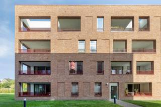 <p><span>INDELING</span></p><p><span> </span></p><p><span>Dit recente nieuwbouwappartement gelegen op de eerste verdieping omvat een inkomhal, bergruimte, badkamer met bad en toilet en 2 slaapkamers.</span></p><p><span>Verder heb je een ruime living met open keuken voorzien van alle comfort.</span></p><p><span>Het grote, overdekte hoekterras is een extra troef van dit appartement.</span></p><p><span> </span></p><p><span>Verder hoort er ook een ondergrondse staanplaats bij dit appartement.</span></p><p><span> </span></p><p><span>TECHNISCH</span></p><p><span> </span></p><p><span>Energiezuinig appartement met vloerverwarming en warmtepomp.</span></p><p><span> </span></p><p><span>LIGGING</span></p><p><span> </span></p><p><span>Het appartement is gelegen in project Saffrou in het centrum van Oudenaarde.</span></p><p><span>Dichtbij alle scholen, winkels en station.</span></p><p><span> </span></p><p><span>PRAKTISCH</span></p><p><span> </span></p><p><span>Voor meer info en/of een afspraak bel Eefje van Immo D'hondt 0498 88 88 89</span></p><p><span> </span></p><p><span>(De aanwezige meubels in het appartement werden met AI uit het appartement verwijderd om een duidelijker beeld te tonen van het appartement)</span></p>