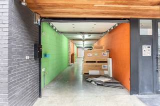 <p><span>ANTWERPEN - Lange Herentalsestraat</span><span>: Grote opslagruimte van 224 m² in het centrum van Antwerpen</span></p><p><span> </span></p><p><span>BESCHRIJVING:</span></p><p><span>Op een centrale locatie in het centrum van Antwerpen bevindt zich deze ruime opslagruimte van in totaal ca. 224 m², met directe toegang aan de straat en verdeeld over twee niveaus.</span></p><p><span>Op het gelijkvloers bevindt zich een ruime opslagruimte van ca. 135 m². Deze is voorzien van een automatische garagepoort, een beveiligde toegangsdeur en een afzonderlijk toilet. De ruimte is vlot toegankelijk en biedt verschillende mogelijkheden voor stockage en het stallen van goederen of voertuigen.</span></p><p><span>Daarnaast beschikt het pand over een ruime kelder van ca. 89 m², ideaal als bijkomende opslagruimte.</span></p><p><span>De combinatie van een ruime gelijkvloerse oppervlakte, extra kelderruimte en een centrale ligging maakt dit pand geschikt voor diverse doeleinden, zoals stockage van handelsgoederen, materiaal en gereedschap, of het stallen van oldtimers en andere voertuigen.</span></p><p><span> </span></p><p><span>BIJZONDERHEDEN:</span></p><p><span><br /></span><span>* Centrale ligging in Antwerpen</span></p><p><span>* Garage/opslagruimte op het gelijkvloers</span></p><p><span>* Alarm</span></p><p><span>* Automatische garagepoort</span></p><p><span>* Beveiligde toegangsdeur</span></p><p><span>* Aparte toilet</span></p><p><span>* Grote kelder met extra opslagmogelijkheden</span></p>