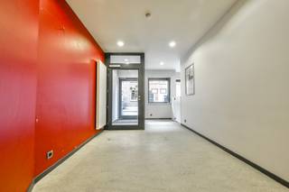 Op zoek naar een ruim handelspand met tal van mogelijkheden? Dit pand aan de Leopoldstraat 15 in Boom biedt een uitstekende basis voor ondernemers die hun zaak volledig naar eigen wensen willen inrichten.<br /><br />Het pand beschikt over een ruime oppervlakte en een flexibele indeling. De huidige inrichting hoeft niet behouden te blijven: de ruimtes kunnen volledig aangepast en heringericht worden volgens de noden van jouw zaak. Daardoor is het pand geschikt voor verschillende commerciële of professionele doeleinden.<br /><br /><strong>Troeven:</strong><br /><br />- Goede ligging in Boom<br />- Ruim handelspand<br />- Vrije indelingsmogelijkheden<br />- Geschikt voor verschillende types handelszaken en activiteiten<br />- Mogelijkheid om de inrichting af te stemmen op jouw concept<br />- Interessant voor zowel starters als gevestigde ondernemers<br /><br /><strong>Liever aankopen?</strong><br />Goed om te weten: het pand staat niet alleen te huur, maar is ook te koop voor €215.000. Een interessante mogelijkheid voor ondernemers die liever investeren in hun eigen handelsruimte. Interesse of benieuwd naar de mogelijkheden? Neem gerust contact op voor meer informatie of een bezichtiging.