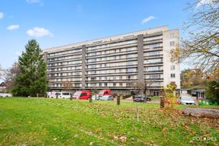 *Schrijf je in voor een bezoek via www.polares.eu*<br /><br />Op het vierde verdiep van deze rustige residentie vind je dit appartement van 78 m² volgens EPC met een gunstig label B. Het beschikt over een praktische indeling met twee volwaardige slaapkamers en een leefruimte met veel natuurlijk licht. De keuken en badkamer zijn fucntioneel maar kunnen gerust een opfrissing gebruiken, waardoor je het geheel perfect kan afstemmen op je eigen voorkeuren.<br /><br />Langs de volledige lengte van het appartement loopt een terras. Dankzij het feit dat het appartement volledig leegstaat, kan het meteen betrokken worden (na akte). In de vraagprijs van 269.000 euro is een kelderberging inbegrepen. Wie extra comfort wenst, kan een afzonderlijke garagebox bijkopen voor 28.000 euro.<br /><br />De ligging is een absolute troef: rustig, maar tegelijk strategisch en bijzonder geliefd bij expats en andere internationale huurders, wat dit appartement ook voor investeerders een zeer aantrekkelijke opportuniteit maakt. Een licht en ruim appartement met potentieel én een toplocatie.<br /><br />Voor meer informatie of een bezoek ter plaatse bel naar Yannick via 0498/79.25.53 of mail naar Yannick@polares.eu.