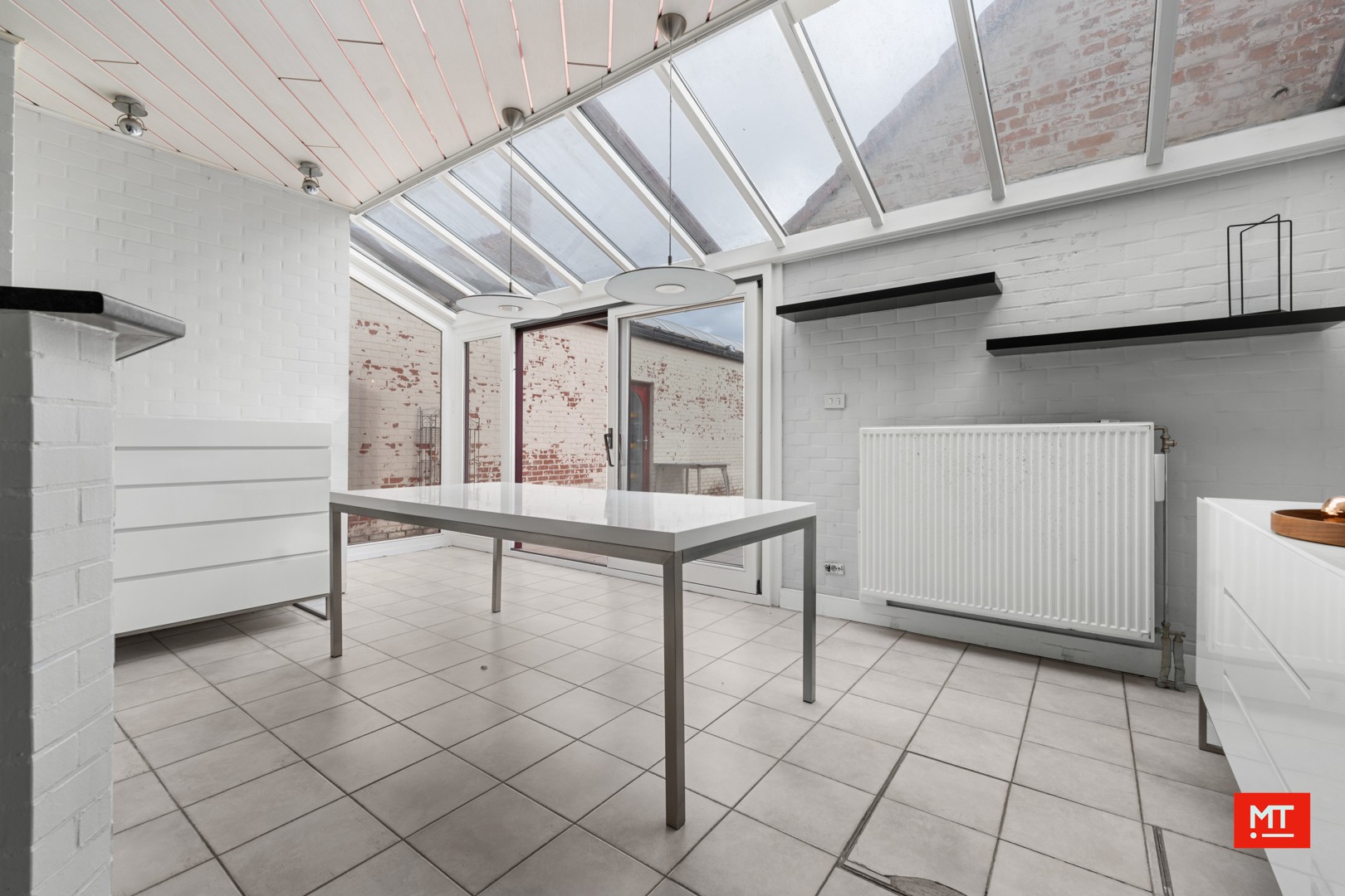 Bijzonder ruime woning met opslagruimte, dubbele garage en uitweg in centrum Langemark - foto 5