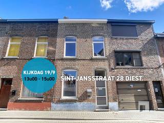 <p><span>Rijwoning met potentieel op topligging in het centrum van Diest</span></p><p><span> </span></p><p><span>Dit pand doet mee aan BLAUWE ZATERDAG, de kijkdag van Immo Diest</span></p><p><span>Kom een kijkje nemen op </span><span>za 19/9 tussen 13u-15u</span><span>. Ben je graag zeker van een plaatsje? Boek je tijdslot via Immo Diest: 013 31 25 22.</span></p><p><span> </span></p><p><span>Deze rijwoning in de </span><span>Sint-Jansstraat 28 in Diest</span><span> biedt heel wat mogelijkheden voor wie op zoek is naar een woning met karakter, renovatiepotentieel en een uitstekende ligging. De woning bevindt zich op wandelafstand van het bruisende centrum van Diest, met de Grote Markt op slechts ongeveer </span><span>8 minuten wandelen</span><span>. Bovendien ligt het Warandepark achter de woning, waardoor u hier geniet van een unieke combinatie van stadsleven en nabijgelegen groen.</span></p><p><span> </span></p><p><span>Indeling</span><span><br />Inkomhal, leefruimte met eetkamer, keuken, toilet, kelder en stadstuin.</span></p><p><span>Eerste verdieping: Slaapkamer en badkamer.</span></p><p><span>Zolderverdieping:</span><span> </span><span>Ingerichte zolderkamer, bruikbaar als tweede slaapkamer, hobbyruimte of bureau.</span></p><p><span> </span></p><p><span>Beschrijving: </span><span>Bij het betreden van de woning komt u binnen in de inkomhal die nu voorzien is voor het stallen van fietsen. Deze geeft toegang tot de leefruimte met eetkamer. Deze sluit rechtstreeks aan op de achterliggende keuken, waar ook een apart toilet voorzien is. Vanuit de keuken bereikt u de stadstuin. Deze is momenteel aangelegd met betondals, maar biedt zeker de mogelijkheid om er met wat groen en creatieve inrichting een gezellige buitenruimte van te maken.</span></p><p><span>Op de eerste verdieping bevindt zich de badkamer, uitgerust met een lavabo, douchecabine en toilet. Daarnaast is er een aparte slaapkamer. De zolderverdieping werd ingericht als kamer en kan perfect dienstdoen als tweede slaapkamer, bureau of extra leefruimte.</span></p><p><span>De woning beschikt bovendien over een kelder, ideaal als extra bergruimte.</span></p><p><span>Er werden reeds enkele belangrijke werken uitgevoerd: zo werd het </span><span>dak vernieuwd in 2014</span><span> en werd de </span><span>badkamer aangepakt in 2009</span><span>. Toch vraagt de woning verdere renovatie, wat ze bijzonder interessant maakt voor kopers die hun eigen woonproject willen realiseren op een gunstige centrumlocatie.</span></p><p><span> </span></p><p><span>De bewoonbare oppervlakte is gebaseerd op het EPC-attest.</span></p><p><span>EPC-label F – renovatieplicht van toepassing</span><span><br />De woning dient binnen de 6 jaar na aankoop gerenoveerd te worden naar minstens </span><span>EPC-label D</span><span>.</span></p><p><span> </span></p><p><span>Bent u op zoek naar een rijwoning met potentieel, centraal gelegen in Diest én vlak bij groen? Dan is deze woning zeker een bezoek waard.</span></p><p><span>Neem contact op met </span><span>Immo Diest</span><span> via </span><span>013 31 25 22</span><span> en kom zelf ontdekken wat deze woning te bieden heeft.</span></p><p><span> </span></p><p><span> </span></p>