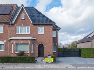 <span><strong>*IN OPTIE* INSTAPKLARE HALFVRIJSTAANDE WONING MET 3 SLAAPKAMERS OP EEN PERCEEL VAN 7A89CA TE MAASEIK (NEEROETEREN)<br /><br />TROEVEN<br /></strong>- Ideale ligging nabij het centrum van Neeroeteren. <br />- Energiezuinige woning: EPC A! <br />- Elektriciteit is conform! <br />- Asbestveilige woning! <br />- Diverse vernieuwingen zoals ramen, dak, verwarmingsketel,.... <br />- Volledig omheinde tuin.<br />- Achterzijde toegankelijk via automatische toegangspoort.<br />- Ruim terras aan de achterzijde met zicht op de achtertuin. <br /><strong><br />KELDERVERDIEPING (-1) <br /></strong>- Kelderruimte 1 (4,02m x 3,95m = 15,88m²). <br />- Kelderruimte 2 (3,79m x 2,34m = 8,87m²). <strong><br /><br />GELIJKVLOERS (00) <br /></strong>- Inkomhal (2,43m x 3,60m = 8,75m²): trap naar verdieping 1, steentapijt. <br />- Woonkamer (3,74m x 7,35m = 27,49m²): doorgang naar betegeld terras, laminaat. </span><br /><span>- Keuken (3,98m x 6,56m = 26,11m²): geïnstalleerde keuken met onder-bovenkasten, dampkap, gasvuur, koelkast, vaatwasser, spoelbak,...; steentapijt. <br /></span>- Badkamer <span>(3,04m x 2,08m = 6,32m²): ingericht badmeubel met dubbele lavabo, onderlades, kolomkasten, spiegel; inloopdouche, steentapijt. </span><br /><span>- Toilet 1 (1,56m x 1,06m = 1,65m²): hangtoilet, spoelbakje, steentapijt.</span><br /><span>- Wasplaats (1,40m x 2,57m = 3,60m²): aansluiting wasmachine/droogkast, Cv-ketel, steentapijt. </span><br /><span>- Sas (3,00m x 1,58m = 4,74m²): steentapijt. </span><br /><br /><span><strong>VERDIEPING</strong> <strong>+01 </strong></span><br /><span>- Overloop (1,41m x 5,06m = 7,13m²): trap naar het gelijkvloers, luik naar de zolder, houten vloer.<br />- Toilet 2 (0,93m x 1,26m = 1,17m²): zittoilet, houten vloer. <br />- Slaapkamer 1 (3,96m x 3,82m = 15,13m²): houten vloer. <br />- Slaapkamer 2 (4,06m x 3,83m = 15,55m²): airco, houten vloer. <br />- Slaapkamer 3 (4,03m x 3,76m = 15,15m²): maatkasten, houten vloer. <br /><br /><strong>ZOLDERVERDIEPING</strong> <strong>+02 |</strong> bereikbaar via luik met Vlizotrap , momenteel in gebruik als bergzolder, mogelijks nog verder in te richten. <br /></span><br /><span><strong>EXTERIEUR</strong></span><br /><span>- Automatische toegangspoort. <strong><br /></strong>- Houten bijgebouw ( bergruimte + hobbyruimte)<br />- Volledig omheinde tuin. <br />- Zicht op achterliggend weiland.<br /><br /><strong>DIVERSE VERNIEUWINGEN</strong><br />- 2014: ramen<br />- 2015: spouwisolatie, airco + verwarming, verwarmingsketel<br />- 2017-2018: dak<br />- 2020: zonnepanelen <br /><br /><strong>22 ZONNEPANELEN sinds 26/12/2020. </strong><br />- In de verkoopprijs zit het volledige zonnepanelensysteem begrepen (zonnepanelen, omvormer, collectoren e.a. toebehoren).<br /><br />Bekijkt u deze advertentie via een aanverwante vastgoedsite, surf dan zeker naar onze website <strong>www.N78vastgoed.be</strong> voor een uitgebreide beschrijving en foto's. <strong>Meer info: +32 (0)89 86 18 88 of info@N78vastgoed.be.</strong></span>