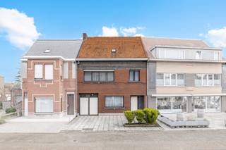 LiggingOp een centrale ligging in Zelzate bevindt zich deze bijzonder ruime woning met tal van mogelijkheden. Dankzij de vlotte verbindingen via...