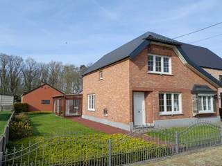 Charmante woning met ruime living en eetruimte, afzonderlijke keuken met aanliggend zuid gerichte veranda. Tevens kan je op deze gelijkvloers nog...