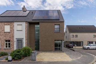 Recente gezinswoning met dubbele garage in rustige, doodlopende straat.<br /><br />Bent u op zoek naar een moderne, comfortabele woning waar rust en woonkwaliteit centraal staan? Deze recente woning is gelegen in een rustige, doodlopende straat en biedt dankzij haar jonge leeftijd een aangenaam en zorgeloos wooncomfort met schitterend EPC-label en conforme elektriciteitskeuring. <br /><br />We betreden de woning via de ruime inkomhal met apart toilet. De woonkamer geniet van veel lichtinval, heeft een aansluitende bureauruimte met ingemaakte kasten en geeft connectie naar de open keuken, voorzien van alle nodige toestellen. Verder vinden we een berging en wasplaats met opnieuw ingemaakte kasten. <br /><br />Op de eerste verdieping biedt deze woonst 3 ruime slaapkamers, apart toilet en badkamer met ligbad, inloopdouche en dubbel lavabomeubel. <br /><br />De zolder is toegankelijk via een vaste trap en geeft leuke mogelijkheden voor thuiswerk, hobbyruimte of extra slaapkamer(s). <br /><br />Ook buiten is het genieten: de volledig aangelegde en omheinde tuin vormt een heerlijke plek om te ontspannen. Het overdekte terras zorgt ervoor dat je in alle seizoenen van de buitenruimte kunt genieten. Een bijkomende troef is de ruime dubbele garage, ideaal voor het stallen van twee wagens, fietsen en extra bergruimte.<br /><br />Troeven: <br />- Gunstige EPC-score<br />- Zonnepanelen aanwezig<br />- Dubbele garage<br />- Zeer rustige en kindvriendelijke buurt<br /><br />Bent u benieuwd en wenst u een bezoek? Contacteer ons op het nummer 014 58 02 08 of via info@immovl.be!