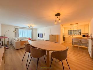 Dit <strong>INSTAPKLARE APPARTEMENT</strong> is gelegen in een <strong>AANGENAME RESIDENTIE</strong>, gelegen in Ename, een deelgemeente van Oudenaarde. Dankzij de <strong>UITSTEKENDE LIGGING</strong> bevindt u zich op een boogscheut van de <strong>N60</strong>, <strong>WINKELS </strong>en het <strong>CENTRUM VAN OUDENAARDE</strong>.<br /><br />Binnenin straalt het appartement een <strong>WARME EN GEZELLIGE</strong> sfeer uit. De indeling is praktisch en doordacht: een inkomhal met toegang tot een apart toilet, een <strong>RUIME WOONKAMER</strong> met aansluitend een keuken, <strong>2 VOLWAARDIGE SLAAPKAMERS </strong>en een badkamer.<br />Buiten geniet u volop van een aangenaam <strong>TERRAS </strong>, ideaal om te ontspannen. Daarnaast beschikt het appartement over een <strong>GARAGEBOX</strong> waar u uw wagen zorgeloos kunt parkeren.<br /><br />Adres: Martijn van Torhoutstraat 148 bus 1, 9700 Oudenaarde<br />Beschikbaar vanaf 1 augustus 2026<br />Huurprijs: €900/maand + €50 syndic<br />EPC: 220kWh/m²/jaar.