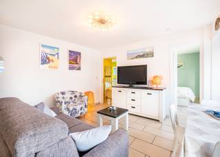 Instapklaar appartement te koop met 2 slaapkamers in het centrum van Koksijde. Dit gezellige pand bevindt zich in de authentieke residentie Victory, gelegen op de hoek van de Lalouxlaan en de Zeelaan. Het commerciële centrum, de winkels en de zee bevinden zich vlakbij.<br /><br />Het pand werd als volgt ingedeeld:  lichtrijke leefruimte met open en uitgeruste keuken | afzonderlijk toilet | eerste volwaardige slaapkamer met douche en lavabo | tweede volwaardige slaapkamer met douche en lavabo.<br /><br />Dit appartement is volledig conform de wetgeving van de vakantieverhuur (elektriciteit = CONFORM, branddeur, brandblusapparaat,...). Het dak van het gebouw werd reeds volledig geïsoleerd en vernieuwd.<br /><br />Bent u op zoek naar een INSTAPKLARE "Pied à terre" of naar een investering? Aarzel dan niet en contacteer ons voor een bezoek!