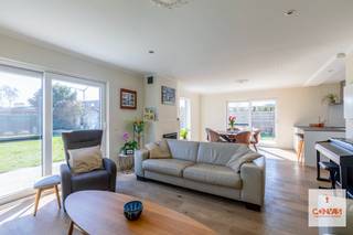 Deze ruime woning is gelegen in een rustige woonwijk te Evergem met vlotte verbinding naar de ruime regio. U heeft verschillende winkels, scholen...