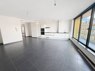 Plan je bezoek in via www.living-stone.beModern appartement met 1 slaapkamer in het centrum van BrusselGelegen op de 4e verdieping met lift.Indeling:...