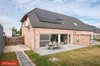 TE KOOP IN ASTENE :Heel goed gelegen mooie recente woning voorzien van airco en zonnepanelen, in de nabijheid van winkels, openbaar vervoer en op amper een paar minuten van de Stad Deinze.<br /><br />OP HET GELIJKVLOERS : Inkom met gastentoilet, Toegang tot de living en open keuken die toch deels is afgesloten door een wand wat een leuk gevoel weergeeft. Vanuit de keuken komt men in een grote berging. Via de achterdeur kan men de tuin betreden.<br /><br />OP HET VERDIEP : Bij het bovenkomen is er een open bureau in de nachthal. 3 mooie slaapkamers + badkamer met dubbele lavabo douche en toilet. Via een val-trap kan men de volledig geïsoleerde zolder bereiken.<br />De woning beschikt over vloerverwarming en een ventilatiesysteem C.<br /><br />TUIN : De tuin is naast de woning afgesloten met een houten hekken. Er kunnen 2 wagen vooraan de woning geplaatst worden.<br /><br /><br />INFO OP WWW.SPEYBROECK.BE<br />Gsm Stephen 0472/300.700<br />stephen@speybroeck.be<br />OF BEL GRATIS 0800/19.700