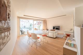 Hedendaags appartement met 3 slaapkamers en terras op het zuiden, centraal gelegen op de Kustlaan in het Zoute. Indeling van het appartement:...