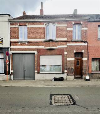 Welkom in deze te renoveren, doch karaktervolle en ruime woning in het hartje van Hamme. Bij binnenkomst valt de authentieke inkomhal met prachtige...