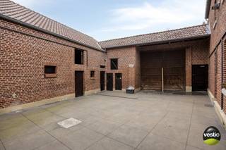 Karaktervolle vierkantshoeve te Sint-Huibrechts-Hern (Hoeselt), Repenstraat.Deze authentieke vierkantshoeve is gelegen op een uiterst rustige en...