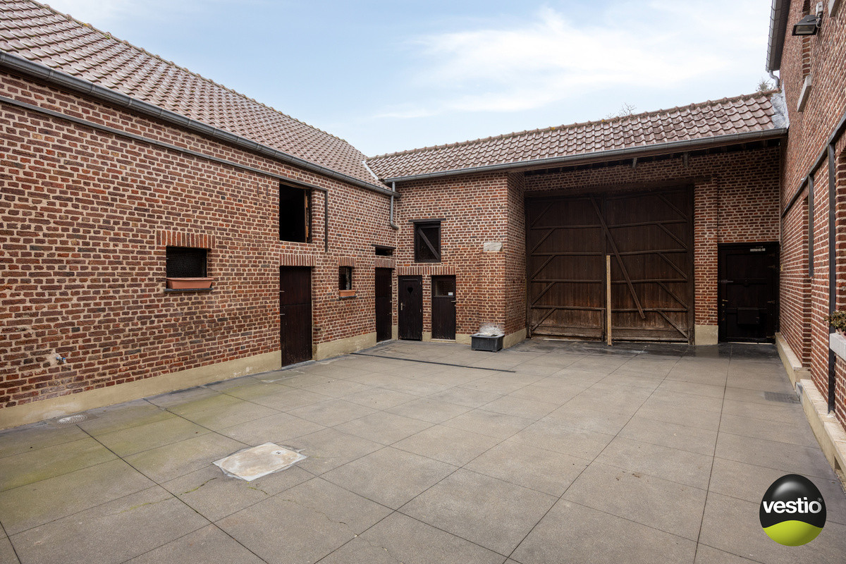 VIERKANTSHOEVE MET 4 BIJHORENDE VARKENSSTALLEN TE SINT-HUIBRECHTS-HERN op 65A79CA. - foto 3