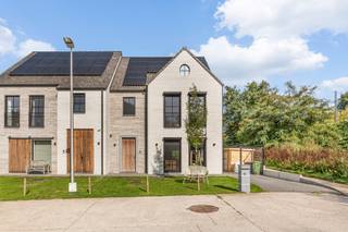 In de rustige, doodlopende Molenveldstraat bevindt zich deze recente, luxueuze woning die in 2023 werd gebouwd op een prachtig perceel van 10 are...