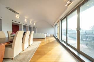 Ontdek deze unieke, adembenemende, architecturale penthouse, gesitueerd op de meest gekoesterde locatie van Brasschaat. Alles...