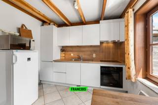 Charmante vakantiewoning met staanplaats op toplocatie in Bredene<br /><br />Droomt u van een eigen plekje aan de Belgische kust? Dan is deze charmante vakantiewoning, gelegen in het rustige en verzorgde vakantiepark aan de Koerslaan 61 in Bredene, zeker een bezoek waard. Dankzij de uitstekende ligging bevindt u zich op slechts enkele minuten wandelen van het strand, de zee en de prachtige duinen. Hier geniet u het hele jaar door van rust, natuur en ontspanning, terwijl winkels, horeca en recreatiemogelijkheden zich eveneens binnen handbereik bevinden.<br /><br />De woning werd doorheen de jaren goed onderhouden en biedt een aangename combinatie van comfort en functionaliteit. Bij het betreden van de woning komt u terecht in een gezellige leefruimte met voldoende plaats voor een zithoek en eethoek. De vernieuwde keuken vormt een absolute meerwaarde en is praktisch ingericht, waardoor u tijdens uw verblijf alle comfort geniet om heerlijke maaltijden te bereiden.<br /><br />Een bijzonder voordeel van deze vakantiewoning is de slaapkamer op het gelijkvloers. Dit zorgt voor extra gebruiksgemak en maakt de woning ook aantrekkelijk voor wie minder graag trappen doet. Op de verdieping bevindt zich een ruime slaapruimte met mogelijkheid om vier personen te laten overnachten. Hierdoor is de woning perfect geschikt voor gezinnen, vrienden of gasten die samen willen genieten van een ontspannen verblijf aan zee.<br /><br />Ook buiten werd geïnvesteerd in comfort en gezelligheid. De recent geplaatste pergola creëert een aangename buitenruimte waar u in alle rust kunt genieten van een ontbijt in de ochtendzon, een gezellige barbecue of een ontspannen avond na een dag aan het strand. Daarnaast beschikt de woning over een praktische berging, ideaal voor het opbergen van fietsen, strandmateriaal, tuinmeubelen of andere persoonlijke spullen.<br /><br />Verder beschikt de woning over een eigen staanplaats, zodat u steeds comfortabel kunt parkeren vlak bij de woning. Dit verhoogt niet alleen het gebruiksgemak, maar is ook een extra troef voor wie regelmatig naar de kust komt.<br /><br />Kortom, deze vakantiewoning combineert een uitstekende ligging nabij zee en strand met een praktische indeling, recente vernieuwingen en een gezellige buitenruimte. Of u nu op zoek bent naar een eigen vakantieverblijf, een tweede verblijf aan de kust of een interessante investering, deze woning biedt tal van mogelijkheden om optimaal te genieten van het leven aan zee.<br /><br />Aarzel niet en vraag nu uw bezoek aan!<br /><br />