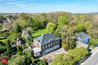 Zeer karaktervolle eigendom in prachtige parktuin van +/- 3ha. Bestaande uit inkomhal, living, eetplaats, keuken, dagelijkse leefruimte, bureel,...