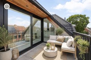 Bent u op zoek naar een ruim, modern en energiezuinig appartement in Wielsbeke, op wandelafstand van de Leie? Ontdek dit stijlvolle hoekappartement op de tweede verdieping van residentie De Rembrandt, waar comfort, kwaliteit en een uitstekende ligging samenkomen.Met een bewoonbare oppervlakte van 121 m² geniet u van een lichtrijke leefruimte met open, volledig uitgeruste keuken en een praktische was-/bergruimte. Via de leefruimte bereikt u het zonnige terras van 11 m², ideaal om in alle rust te ontspannen. Verder beschikt het appartement over 2 volwaardige slaapkamers, een ruime badkamer met douche, ligbad en dubbele lavabo, een gastentoilet en een handige berging.Dankzij vloerverwarming, privatieve zonnepanelen en een uitstekend E-peil 18 woont u bijzonder energiezuinig en geniet u van een hoog wooncomfort. Bovendien kan dit appartement, mits voldaan aan de voorwaarden, aangekocht worden aan het verlaagde btw-tarief van 6%.Extra troeven zijn de lift, een private berging, de mogelijkheid tot aankoop van een garage en de centrale ligging nabij winkels, verbindingswegen en de prachtige wandel- en fietsroutes langs de Leie.Een instapklaar appartement voor wie op zoek is naar ruimte, comfort en energiezuinig wonen.Interesse? Contacteer Luna via luna@immobeguin.be voor meer informatie of een bezoek.