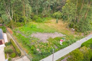 Te koop: bouwgrond voor open bebouwing te Villadreef, Tremelo, met een zuidelijke oriëntatie en op korte afstand van winkels en het centrum.<br /> <br />Deze bouwgrond biedt een uitstekende kans om uw droomwoning te realiseren in een natuurlijke omgeving, terwijl u toch geniet van alle voorzieningen die Tremelo te bieden heeft. Dankzij de zuidelijke ligging profiteert u van een zonnige tuin.<br /> <br />Stedenbouwkundige voorschriften:<br />• Eengezinswoning (open bebouwing)<br />• Max 2 volwaardige bouwlagen onder de kroonlijst<br />• Bouwdiepte gelijkvloers: 15m<br />• Bouwdiepte verdieping: 12m<br />• Afstand zijdelingse perceelsgrenzen 3m<br />• Bijgebouw toegelaten: Max oppervlakte 20m²  <br /> <br />Troeven:<br />• Bouwgrond voor open bebouwing m<br />• Zuidelijke oriëntatie van het perceel<br />• Vlakbij winkels en het centrum van Tremelo<br /> <br />Neem vandaag nog contact op met uw ERA-makelaar voor meer informatie of een bezoek.<br /> <br />JOUW DROOMGROND. ZO GEVONDEN!