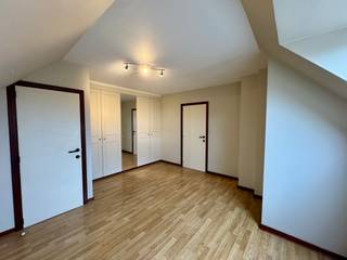 Gelegen in Overijse, nabij belangrijke verbindingswegen, openbaar vervoer en een supermarkt, bevindt zich dit ruim en lichtrijk duplex-appartement...