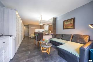 Instapklare studio met slaaphoek, gelegen op de 3e verdieping, uitgevend op de Leopoldlaan. De leefruimte heeft een open keuken en een terras vooraan . De living heeft een zetelbed alsook is er een slaaphoek (met tweepersoonsbed). In de badkamer is er een douche, wc en 1 lavabo. ( Er is een aansluiting voor wasmachine ). De grote wandkast is zeer praktisch om al je spullen in op te bergen. Deze studio wordt gemeubeld aangeboden, ze is uniek gelegen vlakbij het strand en het winkelcentrum van Middelkerke. Momenteel is deze studio verhuurd op jaarbasis.. Er is een gemeenschappelijke fietsenberging aanwezig.