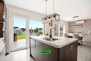 Op zoek naar een instapklare woning te koop in Mesen? Deze perfect onderhouden halfopen bebouwing in de rustige Vredestraat combineert comfort, energiezuinig wonen en een aangename woonomgeving. Met drie slaapkamers, een prachtige tuin en tal van extra voorzieningen is dit de ideale gezinswoning voor wie zorgeloos wil verhuizen.<br /><br />Bij het betreden van de woning komt u binnen in een verzorgde inkomhal met gastentoilet. De lichtrijke leefruimte met eetplaats sluit naadloos aan op de volledig ingerichte keuken, voorzien van alle nodige toestellen. Aansluitend bevindt zich de garage met praktische opbergmogelijkheden. Op de eerste verdieping geeft de nachthal toegang tot drie volwaardige slaapkamers en een badkamer uitgerust met douche, toilet en wasmeubel. Daarnaast beschikt de woning over een zolder die extra bergruimte biedt.<br /><br />Buiten geniet u van een bijzonder verzorgde tuin met meerdere terrassen, waardoor u op elk moment van de dag een plekje in de zon of schaduw vindt. Het tuinhuis, de afgesloten overdekte carport en de ruime oprit maken het geheel compleet. Dankzij de rustige residentiële ligging in Mesen woont u hier in alle sereniteit, terwijl dagelijkse voorzieningen vlot bereikbaar blijven.<br /><br />Bent u benieuwd naar deze ruime woning te koop in Mesen? Contacteer Manon van Immo Francois voor een bezoek ter plaatse. Wij begeleiden u graag bij uw vastgoedplannen in Mesen, Heuvelland, Poperinge en Vleteren.<br /><br />Denkt u eraan om uw woning in Mesen te verkopen? Neem vrijblijvend contact op met Manon van Immo Francois voor een gratis schatting via manon@immofrancois.be.<br /><br />