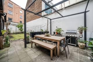 We Invest stelt u deze karaktervolle en authentieke herenwoning in Schaarbeek voor.De hoge plafonds, grote ramen, sierlijsten en het authentieke...