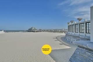 Dit charmante en karaktervolle appartement in het hart van Blankenberge is de perfecte uitvalsbasis voor wie wil genieten van de zee en de sfeer van de kust. Gelegen in een kleinschalig gebouw zonder syndicus, biedt het een unieke combinatie van rust, lage kosten en een prachtig uitzicht op de dijk en de pier. Vanuit de woonkamer geniet u van het mooie uitzicht, wat dit appartement ideaal maakt als vakantieverblijf of investering aan de Belgische kust.<br /><br />Het appartement, gebouwd in 1930, heeft een bewoonbare oppervlakte van 54 m² en is volledig instapklaar. Het appartement is ingedeeld met een ruime woonkamer met aangrenzende keuken. Vervolgens is er een badkamer aanwezig met douche, lavabo en toilet. De slaapkamer is ruim en beschikt over ingemaakte kasten en een luik naar de zolder, wat extra opbergruimte biedt. <br /><br />Er is tevens een offerte beschikbaar is voor het plaatsen van twee warmtepompen met een buitenunit. Deze aanpassing zou zorgen voor een aanzienlijke verbetering van de energieprestatie en een sprong in het EPC naar label D, waardoor de renovatieplicht vervalt. Bovendien is er ook een EPC-simulatie aanwezig die dit verder kan aantonen. <br /><br />Dankzij de centrale ligging bevindt u zich op wandelafstand van de Zeedijk, het strand, winkels en gezellige horecazaken. Of u nu op zoek bent naar een tweede verblijf, een investering of een compacte woonst aan zee, dit appartement biedt alle troeven. Laat u verleiden door de charme van dit unieke pand en plan snel een bezoek!<br /><br />EPC 412 kWh/m² - Label E