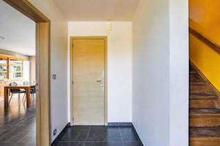 In een rustige en groene woonwijk in Gavere bevindt zich deze verzorgde gezinswoning op een mooi hoekperceel van 684 m². Als één van de weinige open bebouwingen in de straat geniet deze woning van extra ruimte, een aangename lichtinval en een gevoel van privacy. De combinatie van comfortabel wonen, een praktische indeling en een vlotte bereikbaarheid maakt dit een ideale gezinswoning.<br /><br />Via de inkomhal met apart gastentoilet kom je binnen in de lichtrijke woonkamer met gezellige zithoek en eetplaats. Aansluitend bevindt zich de volledig geïnstalleerde keuken, uitgerust met alle nodige toestellen zoals een koelkast, oven, microgolfoven, vaatwasser en gasfornuis. Naast de keuken bevindt zich een praktische bijkeuken, voorzien van aansluitingen voor een wasmachine en droogkast, wat zorgt voor extra comfort en bergruimte.<br /><br />De woning beschikt over een bewoonbare oppervlakte van 177 m² en biedt een aangename indeling met voldoende ruimte voor het hele gezin. Verder is er een inpandige garage met elektrische poort en extra bergruimte.<br /><br />Op de eerste verdieping bevinden zich vier ruime slaapkamers en een badkamer voorzien van een groot bad met douche, dubbele lavabo en een toilet.<br /><br />Buiten geniet je van een mooie en ruime tuin van maar liefst 550 m² met terras, waar je in alle rust kan ontspannen, spelen of genieten van gezellige momenten met familie en vrienden.<br /><br />Op energetisch vlak scoort deze woning goed met een EPC-label C, waardoor je comfortabel kan wonen zonder onmiddellijke renovatieverplichtingen.<br /><br />De ligging is een absolute troef: rustig wonen in een aangename woonomgeving met weinig doorgaand verkeer, terwijl je dankzij de nabijheid van de N60 geniet van een vlotte verbinding richting Gent, Oudenaarde en omliggende gemeenten.<br /><br />Troeven:<br />Open bebouwing op een mooi hoekperceel van 684 m²<br />Eén van de weinige vrijstaande woningen in de straat<br />Rustige en groene woonomgeving<br />177 m² bewoonbare oppervlakte<br />3 ruime slaapkamers<br />Praktische bijkeuken met aansluitingen voor wasmachine en droogkast<br />EPC-label C<br />Garage met elektrische poort<br />Ruime tuin van maar liefst 550 m² met terras<br />Vlotte bereikbaarheid via de N60<br /><br />Interesse in deze woning?<br /><br />Een bezoek is mogelijk mits voorafgaande afspraak.<br /><br />Bezoekdag: zaterdag 29/8 in namiddag - woensdag 2/9 van 16u tot 19u. <br /><br />Contacteer Simon Coens voor meer informatie of om een bezoek in te plannen:<br /><br />📞 0478 20 67 74<br />✉️ simon@cornelis-goeman.be<br /><br />Een afspraak kan ook aangevraagd worden via de website van Cornelis Goeman.