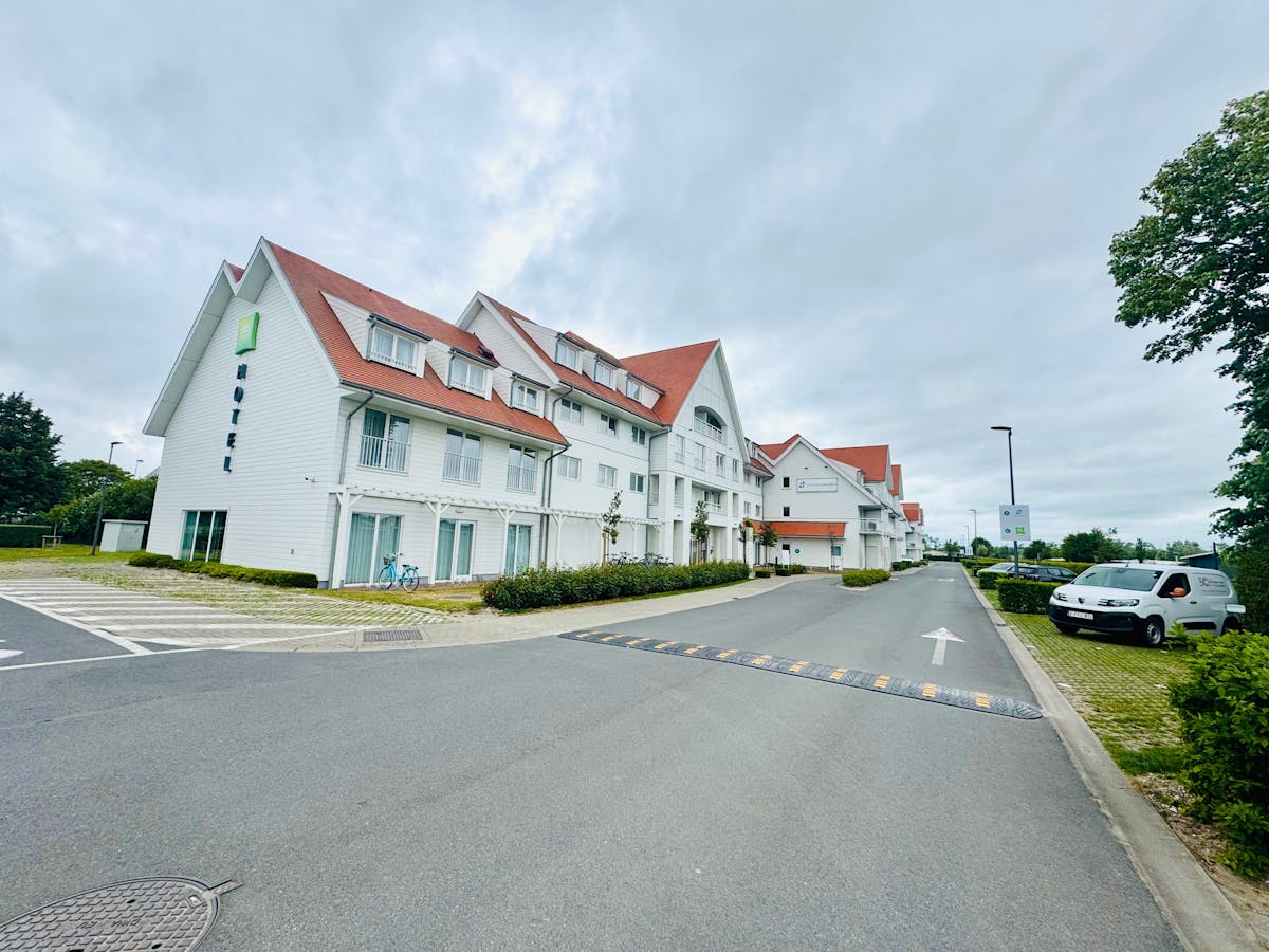 Drie staanplaatsen te koop aan ibis hotel. - foto 2