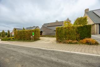 In de rustige Zolderstraat te Otegem vind je deze alleenstaande villa met unieke architectuur. De woning ligt erg landelijk en biedt volop privacy...