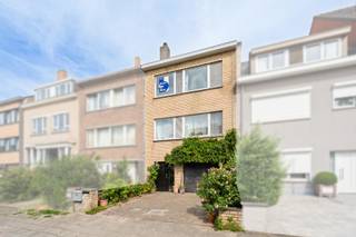 <p>Welkom in de Eigen-Haardstraat in Mariakerke.<br /><br />Deze ruime gezinswoning biedt tal van troeven en is de ideale thuis voor wie op zoek is naar ruimte, comfort en uitbreidingsmogelijkheden.<br />Bij aankomst is er voor de woning plaats om een eerste wagen te parkeren.<br /><br />Via de inkomhal betreden we de woning, waar we meteen een ruime inkomhal en een praktische garage terugvinden. Achteraan de garage bevinden zich een grote wasruimte en een rechtstreekse toegang tot de tuin.<br /><br />Op de eerste verdieping vinden we een apart gastentoilet, een lichtrijke en ruime leefruimte en een aansluitende keuken met handige berging. Vanuit de keuken is er bovendien toegang tot het aangename terras, waar je in alle rust kan genieten.<br /><br />De tweede verdieping beschikt over drie volwaardige slaapkamers en een recent vernieuwde badkamer.<br />Tot slot biedt de ruime zolder heel wat potentieel om de woning verder uit te breiden of extra woonruimte te creëren, volledig volgens jouw wensen.<br /><br />Een woning met veel ruimte, een praktische indeling en tal van mogelijkheden, gelegen in een rustige buurt in Mariakerke.</p>