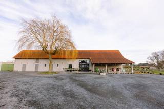 <p><strong><span>TE KOOP – Commercieel hoevepand met woonst op toplocatie</span></strong><br /><span>📍 Oostendestraat 277, Torhout<br /><br />📞 Contacteer Simon via 0498/123.708<br />📧 simon@vicusvastgoed.be<br /></span></p>
<p><span>Wij bieden een uitzonderlijk commercieel hoevepand te koop aan, ideaal voor landbouwers, hoevewinkels, producenten of ondernemers die hun producten rechtstreeks aan klanten willen aanbieden.</span></p>
<p><span>Deze eigendom is gelegen op een uitstekende zichtlocatie langs een drukke verbindingsweg en combineert wonen, ondernemen en uitbreidingspotentieel in één unieke site.</span></p>
<p><span>De site omvat:</span></p>
<ul>
<li><span>een handelsruimte / hoevewinkel met commerciële uitstraling,</span></li>
<li><span>een aparte woonst,</span></li>
<li><span>een vernieuwd commercieel hoevegebouw,</span></li>
<li><span>atelier- en stockageruimtes,</span></li>
<li><span>ruime parkeermogelijkheden voor klanten.</span></li>
</ul>
<p><span>Momenteel wordt het pand succesvol uitgebaat als hoeveverkoop van bloemen en geniet het reeds van een gevestigde naam en sterke commerciële visibiliteit.</span></p>
<p><span>De totale oppervlakte van woning, winkel en bijgebouwen bedraagt </span><strong><span>9.780 m²</span></strong><span>. Daarnaast bestaat de mogelijkheid om bijkomende weilanden aan te kopen met een oppervlakte van </span><strong><span>46.591 m²</span></strong><span>, waardoor het volledige perceel kan uitbreiden tot maar liefst </span><strong><span>56.310 m²</span></strong><span>.<br /><br />De woning is bovendien bijzonder geschikt als kangoeroewoning.<br /></span></p>
<p><span>Deze eigendom biedt tal van mogelijkheden voor:</span></p>
<ul>
<li><span>hoeveverkoop,</span></li>
<li><span>korte keten-verkoop,</span></li>
<li><span>streekproducten,</span></li>
<li><span>landbouwactiviteiten met rechtstreekse verkoop,</span></li>
<li><span>atelier of verwerkingsruimte,</span></li>
<li><span>combinatie wonen en ondernemen,</span></li>
<li><span>andere commerciële invullingen afhankelijk van bestemming en plannen.</span></li>
</ul>
<p><span>Dankzij de sterke zichtbaarheid langs de baan vormt dit een ideale locatie voor ondernemers die hun activiteiten professioneel willen uitbouwen in een toegankelijke en commerciële omgeving.</span></p>
<p><span>Bij interesse of indien u bijkomende informatie wenst, vernemen wij dit graag.</span></p>
<p><span>📞 Contacteer Simon via 0498/123.708</span><br /><span>📧 </span><span>simon@vicusvastgoed.be</span></p>