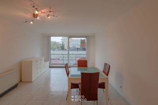 Knappe, bemeubelde studio te huur op jaarbasis, op wandelafstand van strand en zee.<br />De studio beschikt over een open keuken, zonneterras, kelder,...<br />Vlakbij het openbaar vervoer, grootwarenhuis, restaurant, bakker en slager gelegen. <br />Deze woonst beschikt over al wat nodig is om van uw verblijf aan zee een knusse stek te maken.<br />50 EUR syndicuskosten per maand.<br />EPC = 382