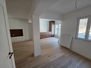 Dit prachtige appartement is gelegen in een gebouw met 3 appartementjes in centrum Lier . Het is volledig gerenoveerd in 2025 en ligt op de...