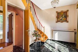 Deze vrijstaande woning op een ruim perceel van 1.639 m², aangevuld met een aangrenzend weiland van maar liefst 4.042 m², biedt een unieke kans voor wie op zoek is naar ruimte, rust en renovatiemogelijkheden in het landelijke Oelegem.<br /><br />Bij het betreden van de woning kom je in de inkomhal, die toegang geeft tot de lichtrijke leefruimte met open keuken. Aansluitend bevindt zich een praktische was-/technische berging, evenals een aparte voorraadberging. Vanuit deze berging bereik je de badkamer en een eerste afzonderlijk toilet. Zowel de keuken als de wasberging geven uit op het overdekte terras en de tuin, wat zorgt voor een vlotte verbinding tussen binnen- en buitenleven.<br /><br />Verder is er een tussenhal die toegang biedt tot de kelder en kruipkelder.<br /><br />Op de eerste verdieping, bereikbaar via de trap in de inkomhal, bevinden zich vier volwaardige slaapkamers en een tweede apart toilet. In de nachthal is er via een zolderluik toegang tot de praktische bergzolder.<br /><br />Buiten geniet je van een voortuin en een oprit die leidt naar de achtergelegen garage. De ruime tuin vormt een mooie overgang naar het achterliggende weiland, dat tal van mogelijkheden biedt voor dierenliefhebbers of wie gewoon wil genieten van extra buitenruimte.<br /><br />Kortom, een woning met veel potentieel op een uitzonderlijk groot perceel, ideaal voor wie zijn eigen droomwoning wil creëren in een groene en rustige omgeving.<br /><br />Troeven:<br />+ Gezonde woning met tal van renovatiemogelijkheden<br />+ 4 ruime slaapkamers<br />+ Voldoende bergruimte<br />+ Parkeergelegenheid binnen en buiten<br />+ Ruime tuin met achterliggend weiland<br /><br />Dit pand kan onderhevig zijn aan de Vlaamse renovatieverplichting voor residentiële gebouwen. Voor meer informatie verwijzen wij u door naar volgende website: https://www.vlaanderen.be/een-woning-kopen/renovatieverplichting-voor-residentiele-gebouwen<br /><br />Heeft u interesse in deze woning en wenst u een bezoek ter plaatse in te plannen? Aarzel niet ons te contacteren. Wij zijn bereikbaar via het nummer 03 337 50 70 of info@vbvastgoed.be.
