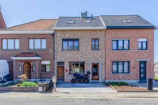 Deze aantrekkelijke woning biedt alles wat u nodig heeft — en meer. Gelegen op een<strong> uitstekende locatie</strong>, bevindt dit bijzonder aangename perceel zich op korte afstand van alle voorzieningen.<br /><br />Via de inkomhal komt u in de<strong> lichtrijke woonkamer</strong>, die naadloos overgaat in de <strong>recent vernieuwde en volledig geïnstalleerde keuken</strong>. Op het gelijkvloers vindt u verder een ruime <strong>badkamer</strong>, uitgerust met een regendouche, badkamermeubel en toilet. Daarnaast beschikt de woning over een droge, praktische kelder met voldoende opbergruimte.<br /><br />Op de eerste verdieping bevinden zich <strong>drie volwaardige slaapkamers</strong> en een <strong>tweede badkamer</strong> met ligbad en toilet. Via een vaste trap bereikt u de <strong>ruime zolderkamer</strong>, die tal van mogelijkheden biedt, zowel als <strong>vierde slaapkamer</strong> of als opslagruimte.<br /><br />Een absolute troef is de <strong>aangename, zuidwestgerichte tuin</strong> met extra berging. Hier geniet u volop van rust, zon en een <strong>prachtig uitzicht</strong> — de ideale plek om te ontspannen.<br /><br />Tot slot beschikt de woning over een <strong>eigen parkeerplaats</strong>, wat een belangrijke meerwaarde is. Alsook de <strong>ingang aan de zijkant </strong>is een grote troef.<br /><br />Interesse? Neem gerust contact op voor meer informatie of een vrijblijvend bezoek via 03 502 98 74 of mail naar kristof@claves.be.<br /><br /><br />