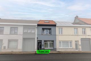 In Leupegem, een deelgemeente van Oudenaarde, bevindt zich deze gezellige, volledig gerenoveerde rijwoning met 2 slaapkamers. Dankzij de centrale ligging woont u op korte afstand van winkels, scholen en het centrum van Oudenaarde.<br /><br />De woning werd recent totaal gerenoveerd (2025) en biedt een comfortabele woonbeleving, ideaal voor starters, jonge koppels of investeerders die op zoek zijn naar een instapklare woning.<br /><br />De woning bestaat uit een inkomhal die leidt naar de lichtrijke leefruimte, een praktische en volledig ingerichte keuken en een gezellige koer met overkapping — ideaal om het hele jaar door buiten te genieten. <br /><br />Op de eerste verdieping vindt u de eerste volwaardige slaapkamer en de badkamer die voorzien is van wastafel, toilet en ruime douche. <br /><br />De tweede slaapkamer bevindt zich op de zolderverdieping en is volledig afgewerkt.<br /><br />Wenst u meer informatie of een bezoek? Neem dan zeker contact op via Ruben: 0479/60.36.94<br /><br />