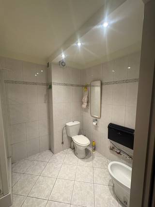 <p>Huurprijs: €950/maand<br />Gemeenschappelijke kosten: €130/maand<br />Beschikbaar vanaf: 10 augustus<br /><br />Bent u op zoek naar een ruim en lichtrijk appartement op een toplocatie? Dan is dit instapklare appartement van ca. 122 m² in het hart van Genk precies wat u zoekt. Gelegen op de tweede verdieping van Shopping 2, met winkels, horeca, openbaar vervoer en alle voorzieningen op wandelafstand.<br /><br />Indeling<br />* Lichtrijke woonkamer<br />* Open, volledig geïnstalleerde keuken<br />* 3 volwaardige slaapkamers<br />* Badkamer met douche, lavabo en toilet<br />* Praktische berging<br />* Ruim terras van 22 m²<br />* Lift aanwezig in het gebouw<br /><br />Comfort & uitrusting<br /><br />Volledig uitgeruste keuken met:<br />* Vaatwasser<br />* Oven<br />* Microgolfoven<br />* Koelkast<br /><br />* Wasmachine en droogkast inbegrepen<br />* Vloerverwarming voor optimaal wooncomfort<br /><br />Troeven<br />* 122 m² bewoonbare oppervlakte<br />* 3 slaapkamers<br />* Groot terras van 22 m²<br />* EPC-label C (220 kWh/m²/jaar)<br />* Aluminium ramen met dubbele beglazing<br />* Lift aanwezig<br />* Centrale ligging met alle voorzieningen op wandelafstand<br />* Vlotte verbinding met invalswegen en openbaar vervoer<br /><br />Dit ruime appartement combineert comfort, een praktische indeling en een uitstekende ligging in het centrum van Genk. Dankzij de volledig uitgeruste keuken, de inbegrepen wasmachine en droogkast en de aangename vloerverwarming is het appartement volledig instapklaar.<br /><br />Interesse?<br />Wilt u een bezichtiging inplannen of meer informatie ontvangen? Stuur dan een e-mail naar matteobortolazzi1@gmail.com.<br /><br />Gelieve in uw bericht kort iets over uzelf te vertellen (wie u bent, met hoeveel personen u het appartement wilt huren, uw professionele situatie en de gewenste huurdatum). Vermeld ook uw telefoonnummer, zodat we u eenvoudig kunnen contacteren om een bezichtiging in te plannen.</p>