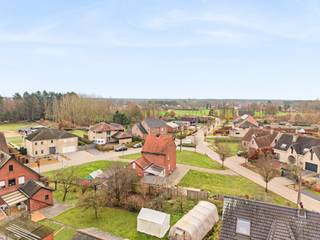 Te renoveren woning gelegen in een rustige straat, op wandelafstand van het dorpscentrum van Veerle. Het zuidgericht perceel heeft een oppervlakte...