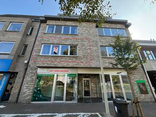Dit appartement te huur is gelegen in hartje Kapellen, pal in het centrum en vlakbij alle belangrijke voorzieningen. Het appartement is gelegen op de eerste verdieping van een kleinschalig gebouw met lift. <br /><br />INDELING: <br />- Inkomhal met inbouwkasten en apart gastentoilet <br />- Zeer ruime woonkamer op keramische tegel<br />- Open ingerichte keuken voorzien van alle hedendaags comfort<br />- Bergplaats met aansluitingen voor wasmachine en droogkast <br />- 2 slaapkamers waarvan 1 kleinere met doorgang naar terras<br />- Badkamer met douche, tweede toilet en dubbele lavabo <br />- Ruim terras met voldoende plaats voor eettafel/lounge <br /><br />DIVERSEN:<br />- Lift <br />- Gemeenschappelijke gelijkvloerse bergplaats<br />- CV op gas <br />- zeer gunstig EPC label A<br />- Vaste kosten: € 100/ maand<br /><br />Interesse in dit mooie 2-slaapkamerappartement in Kapellen? Vraag dan uw bezoek aan en wij contacteren u voor een afspraak ter plaatse! <br />Dewaele Vastgoed Kapellen, Hoevensebaan 25 