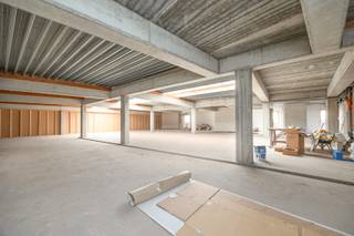 <strong>Ruim kantoor (casco) van 525 m² in het commerciële hart van Berchem</strong><br />Op een centrale en commerciële locatie in Berchem bevindt zich dit uitzonderlijk ruime kantoor van maar liefst 525 m².<br />Het pand wordt casco verkocht en is volledig gelegen op de eerste verdieping. Dankzij de afzonderlijke ingang en de eigen privélift beschikt het over een comfortabele en exclusieve toegang.<br />De open indeling, een vrije hoogte van circa 3 meter en de overvloedige natuurlijke lichtinval creëren een aangename en veelzijdig in te richten ruimte. Momenteel is het pand vergund voor detailhandel. Mits het verkrijgen van de vereiste functiewijziging en vergunningen zijn ook andere commerciële of professionele activiteiten mogelijk.<br />Een interessante opportuniteit voor ondernemers of investeerders die op zoek zijn naar een ruim en flexibel kantoor op een uitstekende locatie in Berchem.<br /><strong>Troeven:</strong><br />Oppervlakte van 525 m²<br />Centrale ligging in het commerciële hart van Berchem<br />Vergund voor detailhandel<br />Casco oplevering met maximale vrijheid van inrichting<br />Afzonderlijke privé-ingang<br />Eigen lift naar de eerste verdieping<br />Open ruimte met een vrije hoogte van circa 3 meter<br />Veel natuurlijke lichtinval<br />Diverse mogelijkheden, onder voorbehoud van functiewijziging en vergunningen<br />Neem contact met ons op voor meer informatie of een bezoek ter plaatse.