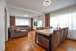 Instapklare open bebouwing, gelegen op 330m² te Oostduinkerke. Gelegen vlakbij de Simli Duinen van Nieuwpoort en op 800m van het strand. Deze woning is doorheen de jaren gerenoveerd door de eigenaars. Het gelijkvloers bestaat uit een inkom, gezellige living, ingerichte keuken met aansluitend een lichtrijke verandaruimte (extra zithoek), droge kelder, apart toilet en een traphall. De eerste verdieping bestaat uit 4 ruime slaapkamers en een badkamer voorzien van een ligbad / inloopdouche / toilet / dubbel lavabomeubel / voorziening wasmachine. Tevens is er nog een bergzolder toegankelijk vanuit de hall. De woning beschikt over een zuidwest gerichte tuin voorzien van een buitenkeuken. Ook zijn er 2 kelderbergingen aanwezig. Zonnepanelen en thuisbatterijen geïnstalleerd. Geen renovatieplicht. Asbestveilige woonst. Benieuwd naar meer? Aarzel niet om contact op te nemen voor meer informatie of een bezoek ter plaatse. EPC: 383 UC: 3586240 (Ref. NI26570)